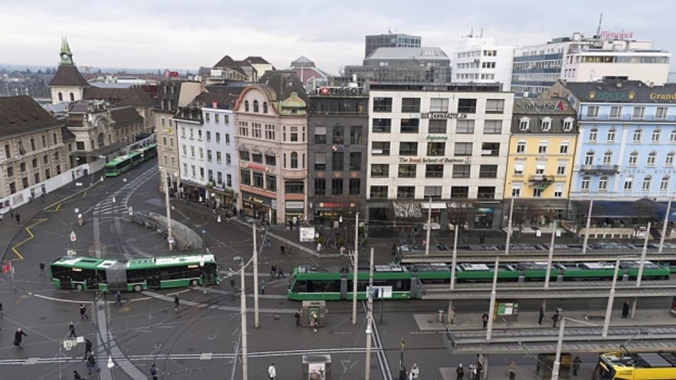 Trams, Busse, Fussgänger, Autos - der Basler Centralbahnplatz ist ein Durcheinander.
