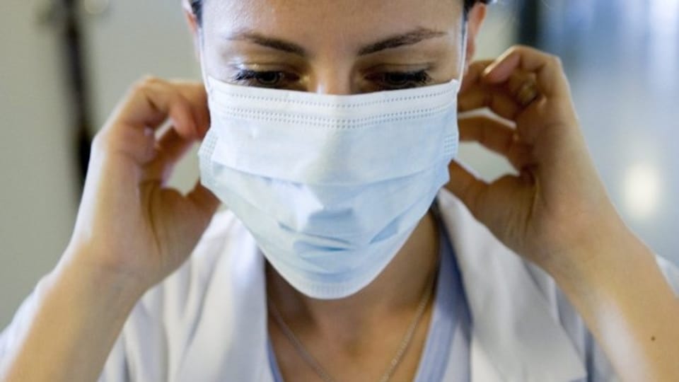 Wegen der Grippe-Welle gilt im Basler Unispital derzeit Mundschutzpflicht