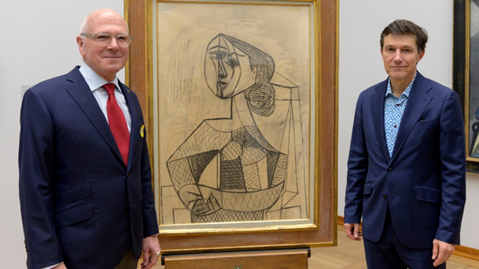 Lukas Faesch (CMS) und Josef Helfenstein (Kunstmuseum) freuen sich über einen Picasso.