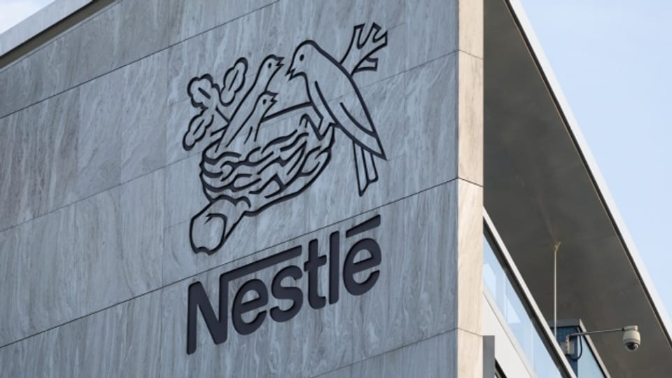 Der Nahrungsmittelkonzern Nestlé baut an seinem Produktionsstandort in Basel bis zu 100 der aktuell 177 Stellen ab.
