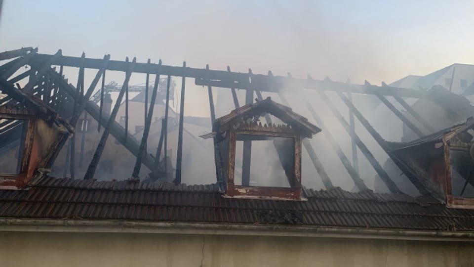 Die Behörden hätten gewusst, in welch schlechtem Zustand das Haus gewesen sei, dass vor einer Woche gebrannt hat. Reagiert hätten sie aber nicht.