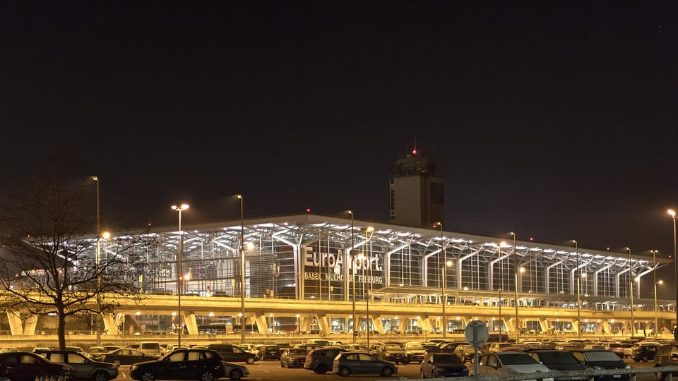 In der Nacht soll früher Ruhe sein am Basler EuroAirport, fordern die Grünen