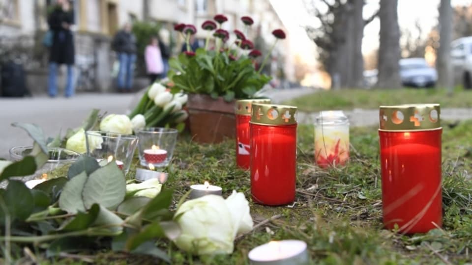 Am Tatort wurden Blumen und Kerzen niedergelegt.