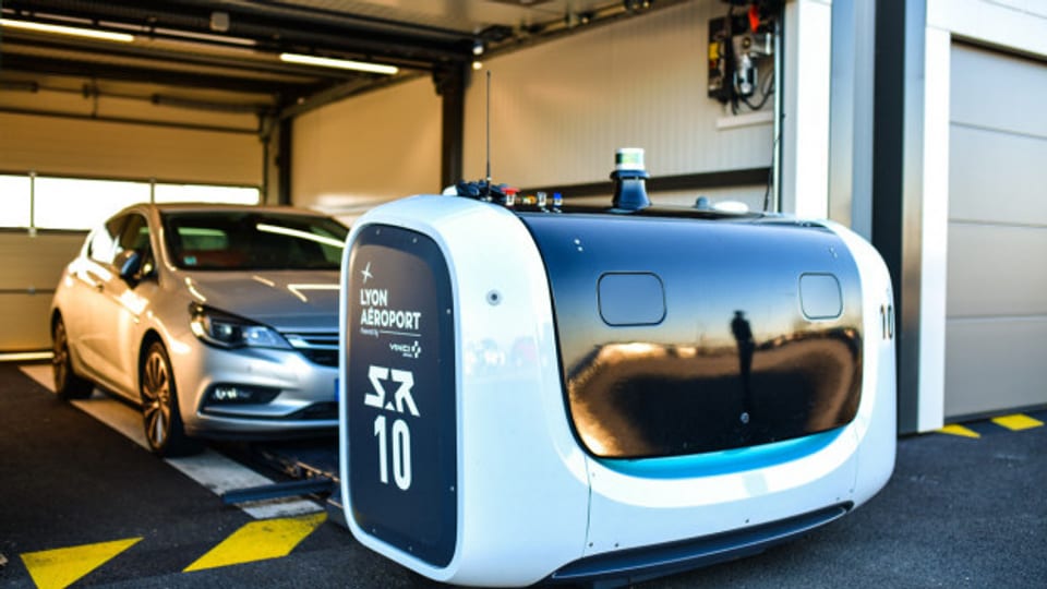 Derzeit werden Parkroboters an den Flughäfen Düsseldorf und London Gatwick erprobt. Am Flughafen Lyon Saint-Exupéry stehen sie bereits regulär im Einsatz.