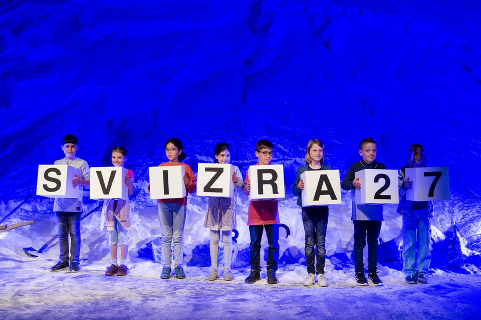 Baselbieter Schülerinnen und Schüler präsentieren den Schriftzug "Svizra27"