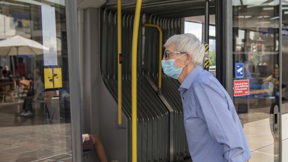Ab heute nur noch mit Maske: Passagier im Tram