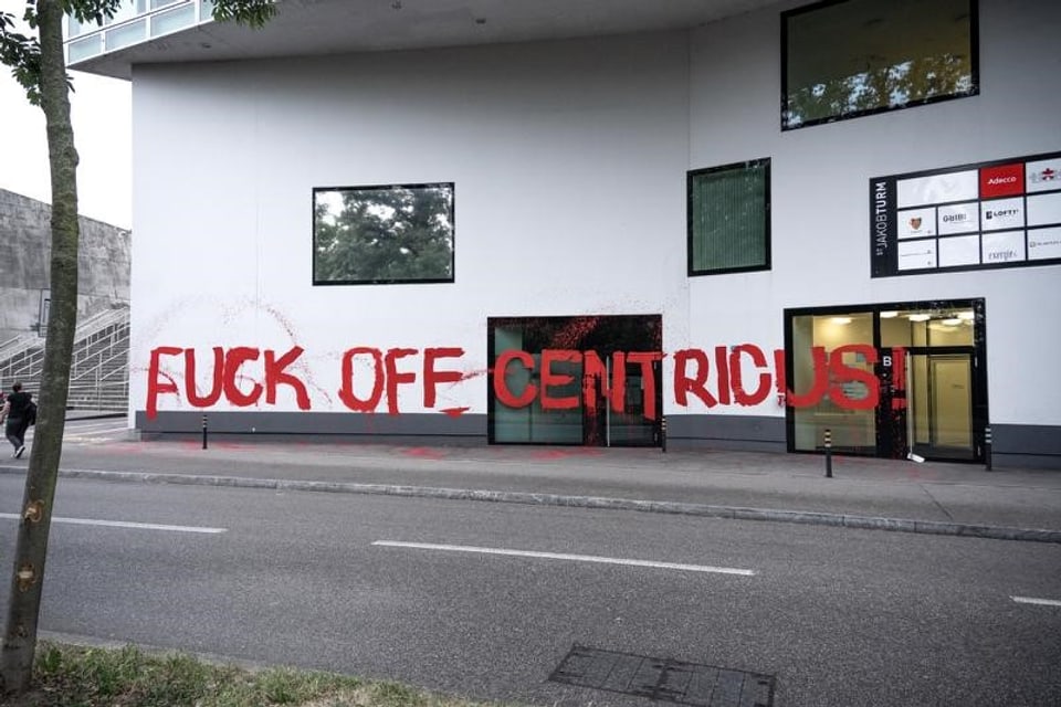 Eine deutliche Botschaft an der FCB-Geschäftsstelle...