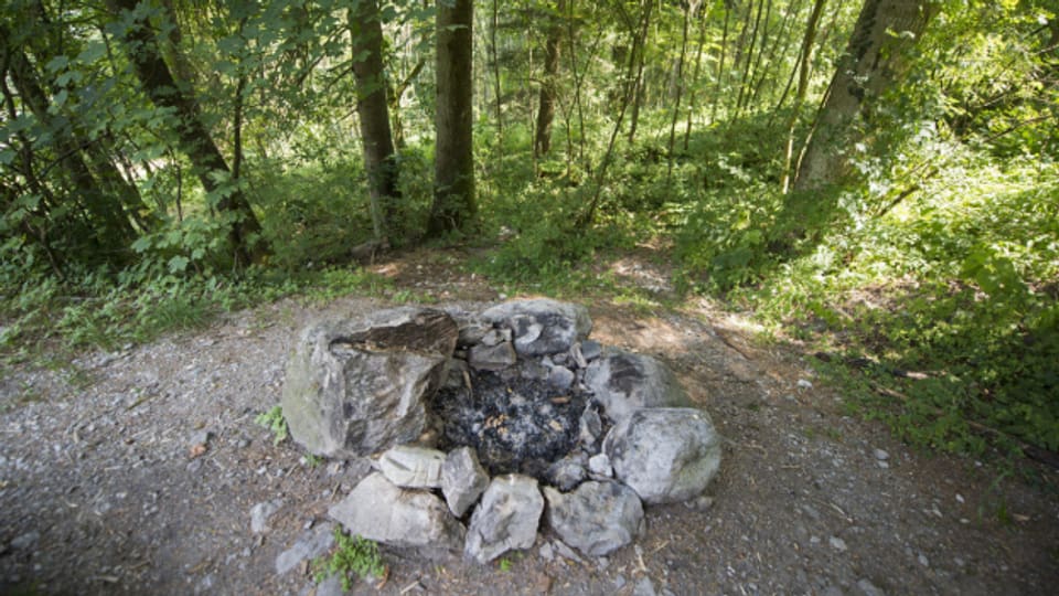 Das Feuermachen im Wald ist in drei Baselbieter Gemeinden bereits verboten.