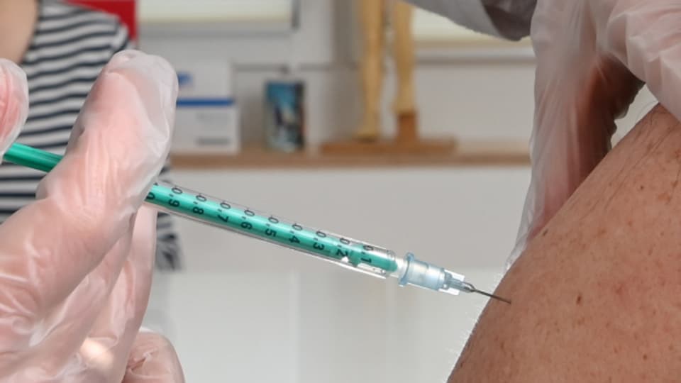 Nach Berechnungen des Kassensturz verzichten mehrere Kantone – unter ihnen die beiden Basel – bewusst darauf, noch mehr Impfdosen aus den Fläschchen mit Impfstoff herauszuholen.