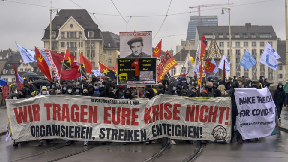 Der Demonstrationszug wurde von einer vielfältigen Mischung verschiedener Gruppierungen, vom Revolutionären Block über Kurdenvereinigungen bis zu Sans-Papiers, dominiert.