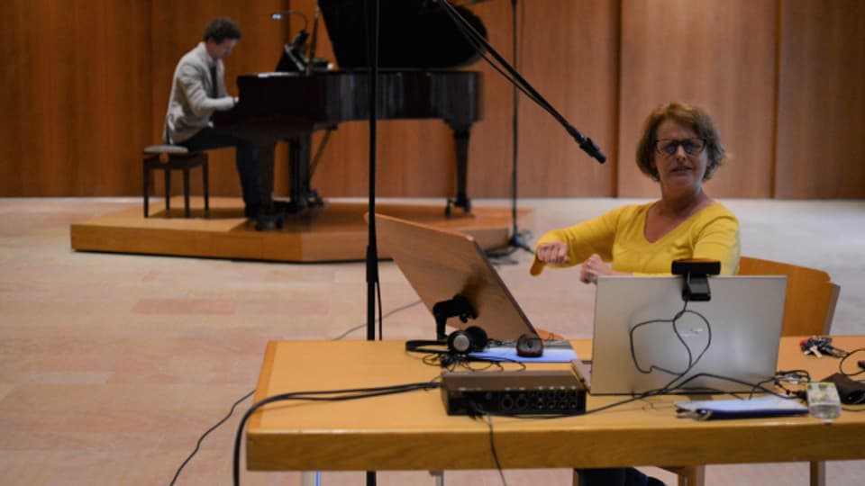Trotz technischen Schwierigkeiten zu Beginn, liess sich Chorleiterin Angelika Hirsch nicht entmutigen.