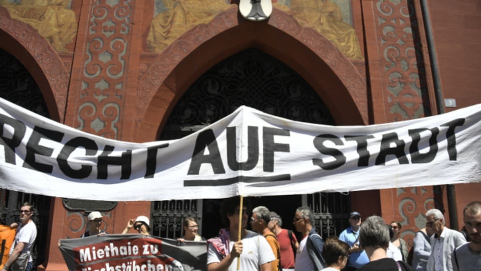 Demonstranten an einer Kundgebung gegen die Wohnungsnot und fuer Wohn- und Mietschutz in Basel, am Samstag, 8. Juni 2019.