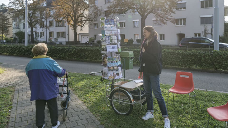 Nicole Tschäppät knüpft Kontakte zu alten Menschen auf der Strasse