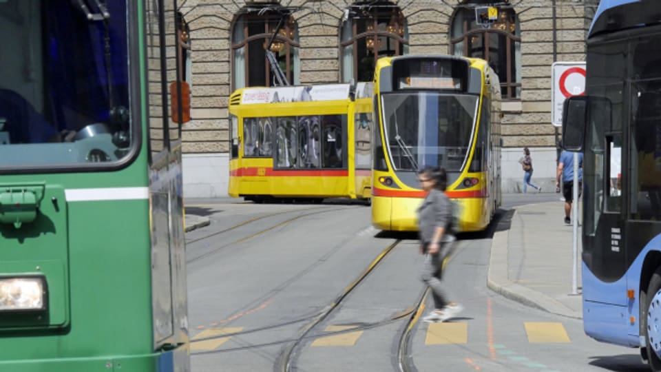 Studierende der Basler Uni sollen Tram und Bus gratis nutzen können