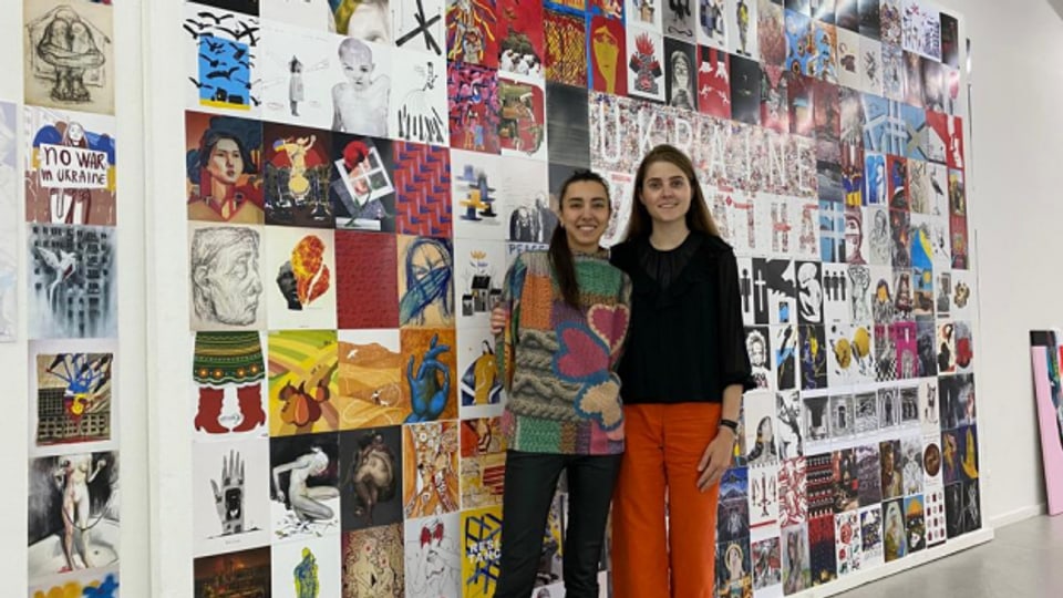 Anna Avetova (links) und Anna Lugovska vor dem Mosaik-Kunstwerk "Unbreakable Wall"