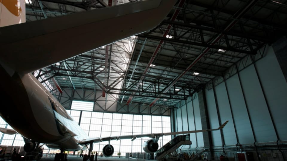 Die Firma Jet Aviation in Basel muss bis zu 80 Stellen abbauen – weil das Geschäft mit den russischen Privatflugzeugen stillsteht.