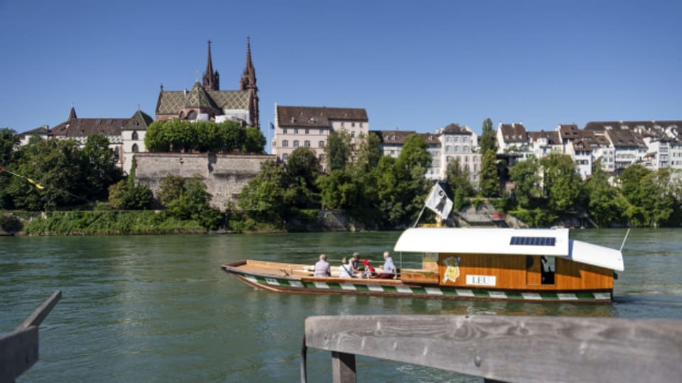 Mit der Münsterfähre bringt Barbara Buser Gäste über den Rhein.