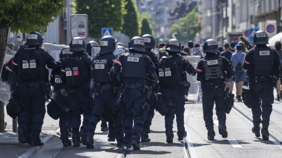 Viele Demos, weniger Lohn: Einige Polizisten möchten darum lieber nicht mehr in Basel arbeiten.
