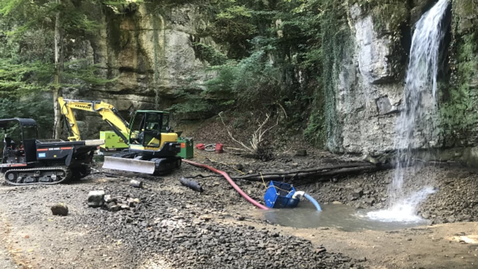 Die Stelle am Eibach, unterhalb von Kilchberg, wird für die Fische ausgebaggert.