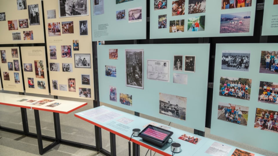 Einblick in die Ausstellung «Und dann fing das Leben an» - Eine biografisch-fotografische Recherche in der Schweiz und der Türkei.