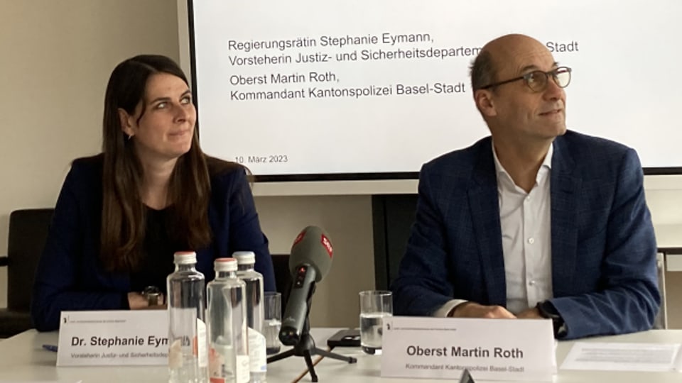 Sicherheitsdirektorin Stephanie Eymann stellt sich hinter Polizeikommandant Martin Roth