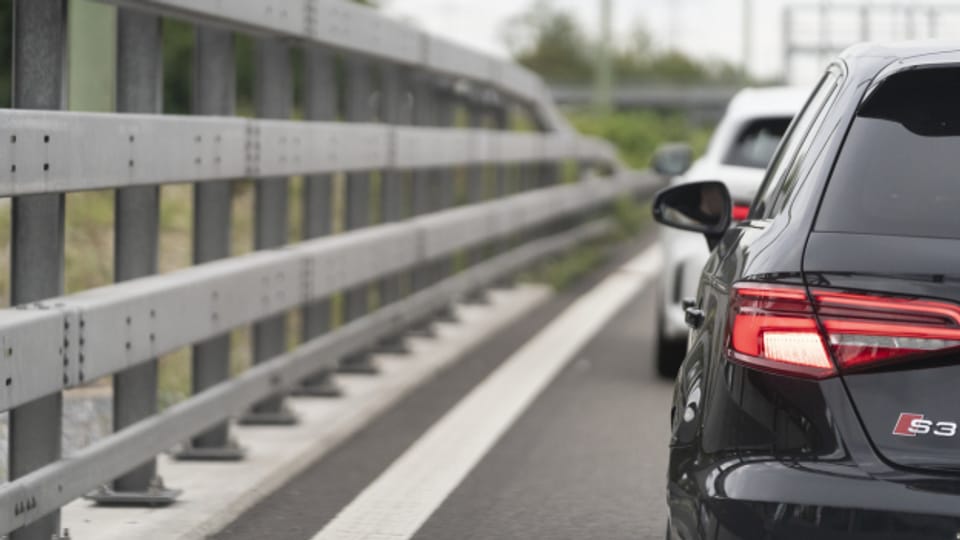 Um dem Stau auf der Autobahn auszuweichen fahren viele durch Birsfelden