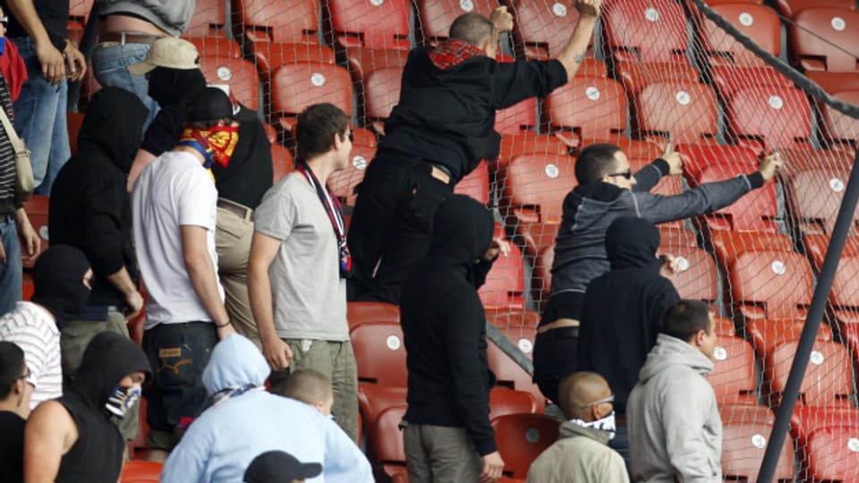 Die Sicherheitsleute wurden ausserhalb des Stadions angegriffen, von vermummten 'Fans'.
