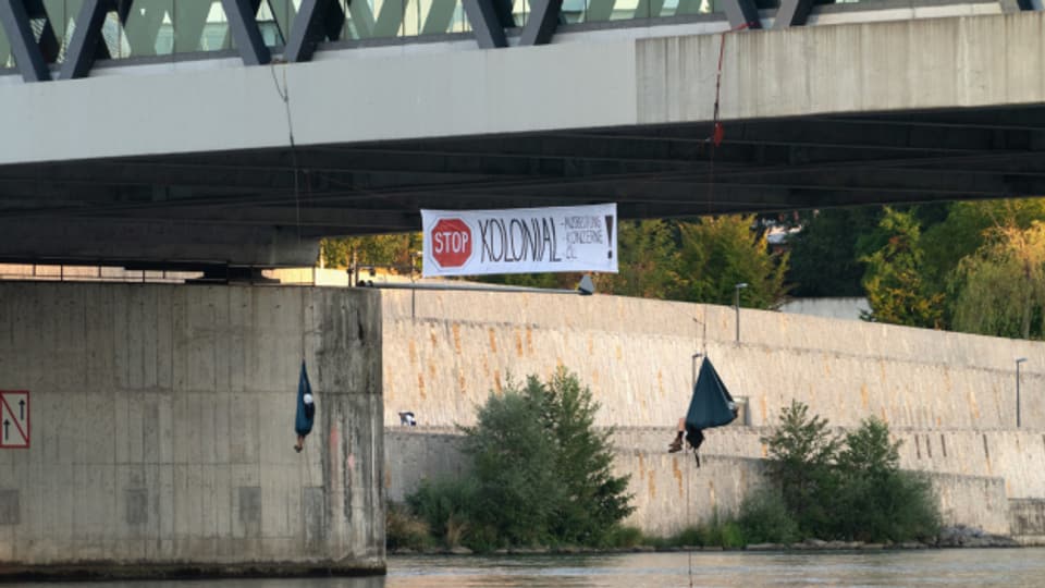 Fünf Aktivistinnen und Aktivisten seilten sich am Freitagmorgen von der Brücke ab