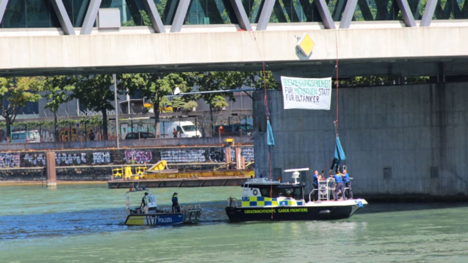 Die KlimaktivistInnen wollten den Ölimport über den Rhein anprangern
