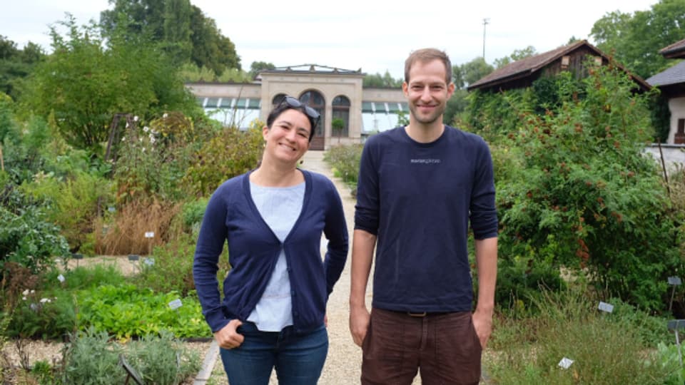 Celine Martinez und Nicolas Beerli organisieren die Fledermausnacht in den Merian Gärten.