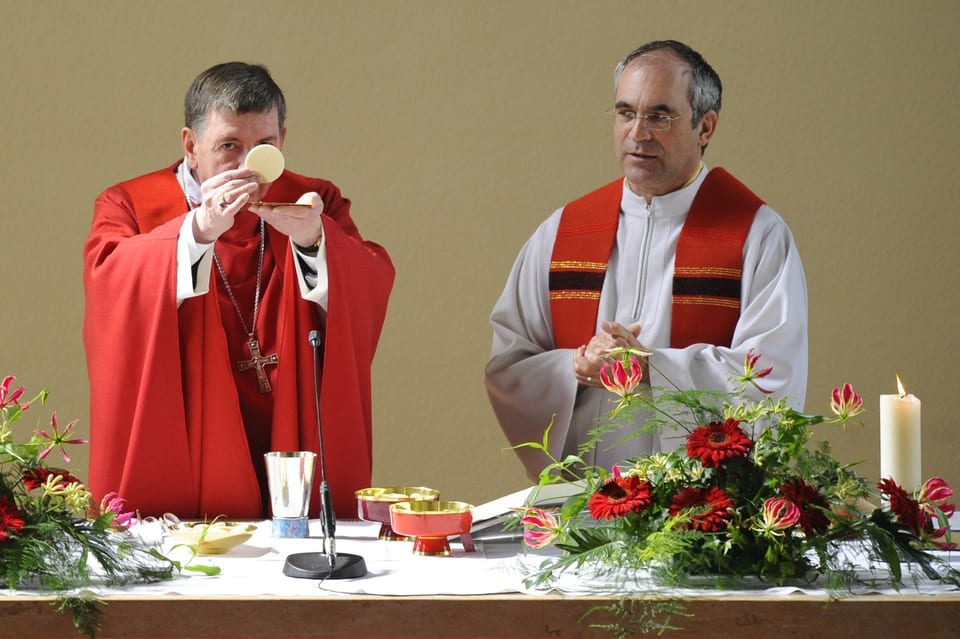 Franz Sabo im Jahr 2009, mit dem damaligen Bischof des Bistums Basel, Robert Koch.