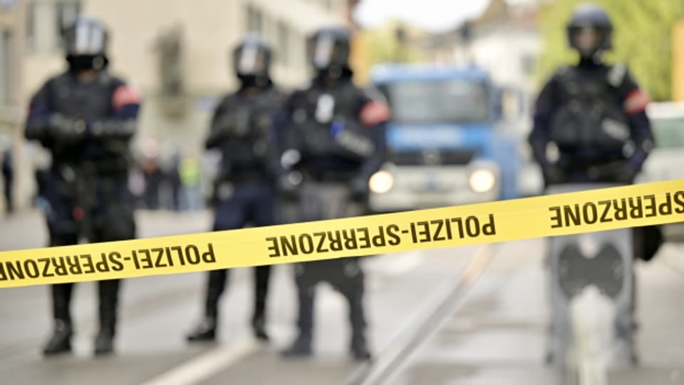 Eine von der Polizei abgesperrte Strasse in Basel.