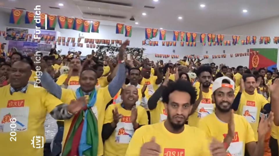 Beim Fest wurden auch Flaggen des eritreischen Regimes aufgehängt.