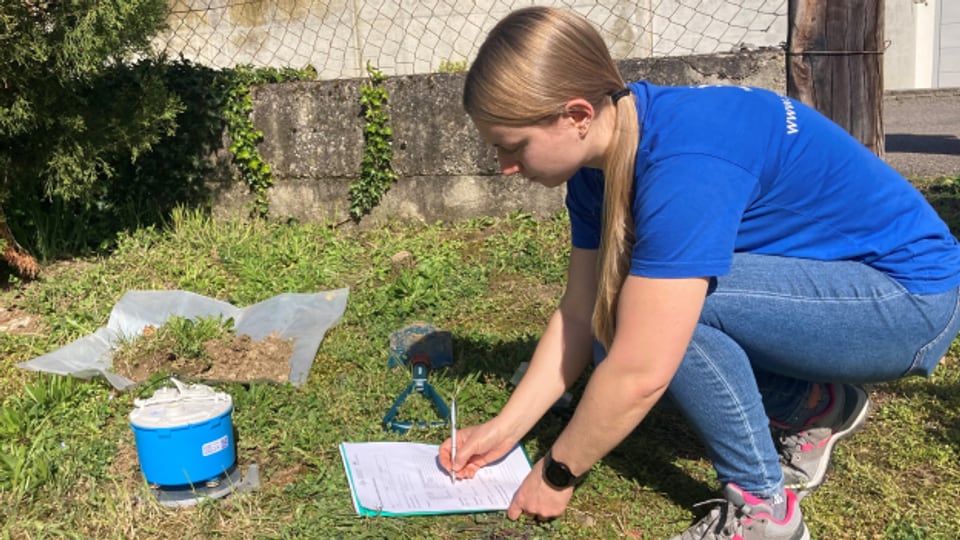 ETH-Mitarbeiterin Anastasiia Shynkarenko notiert Ergebnisse einer seismischen Messung in Muttenz