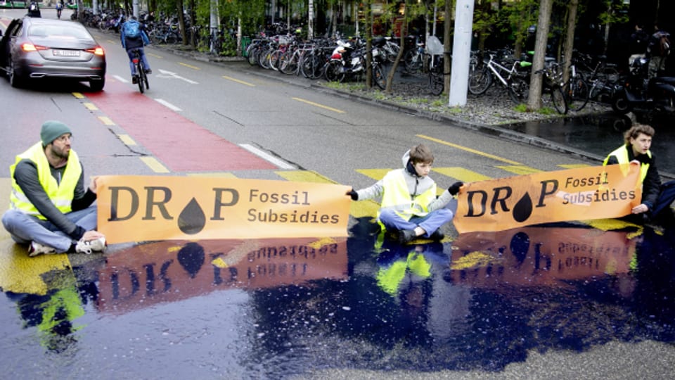 Drei Klimaaktivisten auf der Strasse in Basel.