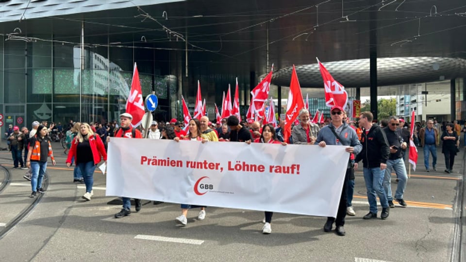 Start der 1. Mai-Demo in Basel am Messeplatz