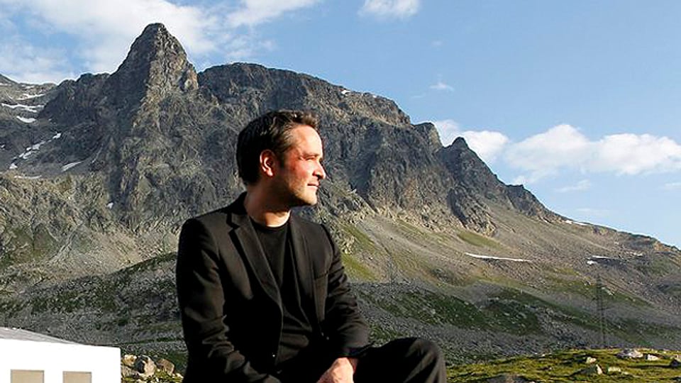 2010: Der Regisseur Giovanni Netzer posiert vor dem Freilichttheater auf dem Julierpass oberhalb Bivio