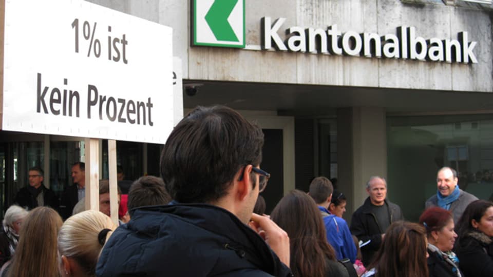 Die Demonstranten fordern von der Kantonalbank Genugtuung.