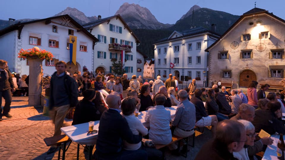 Bei einem Ja zur Fusion könnte sich Scoul als grösste Gemeinde der Schweiz feiern.