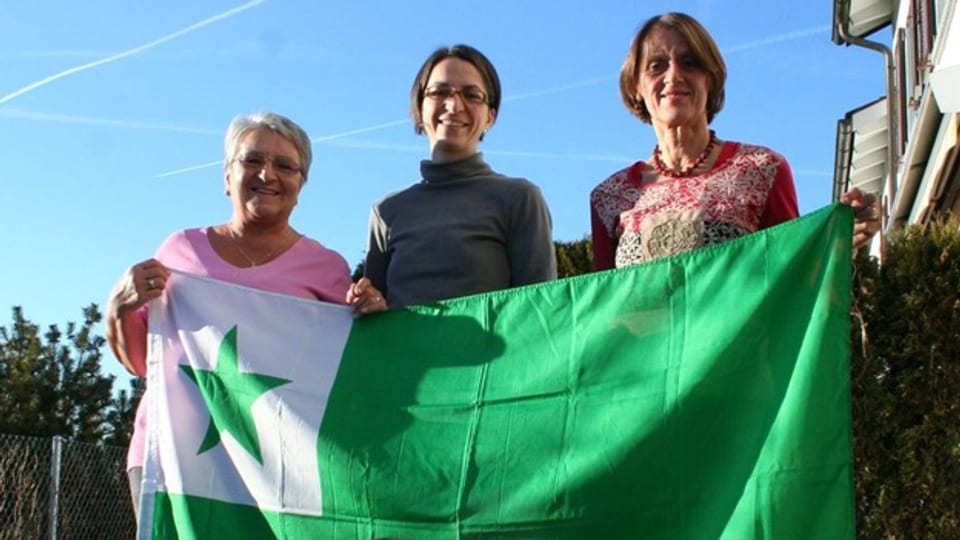 Barbara Pochanke (links), ihre Tochter Veronika sowie Verena Chaves-Walder (rechts) mit der grünen Esperanto-Fahne.