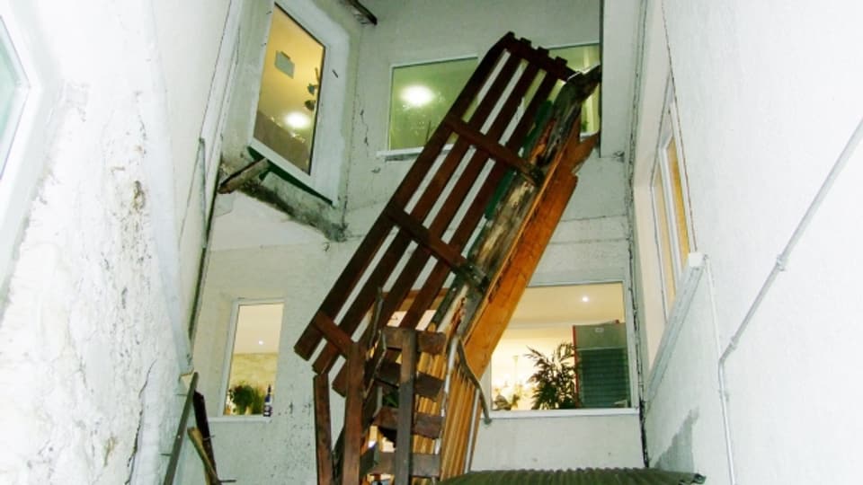 Diese Holzbrücke im Aroser Drei-Stern-Hotel «Metropol» stürzte plötzlich ein.