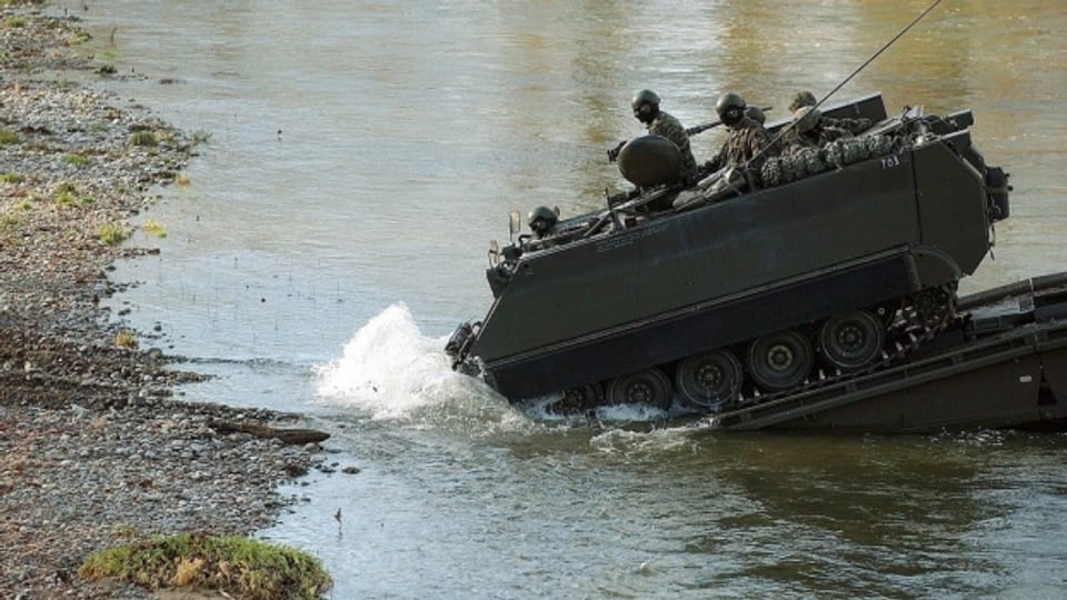 Panzer üben Flussüberquerung