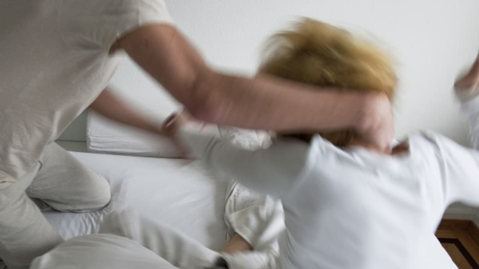 Gewalt findet häufig zu Hause statt und wird in den meisten Fällen vom Partner ausgeübt.