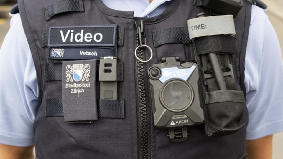 Zürcher Polizisten beim Bodycam-Versuch