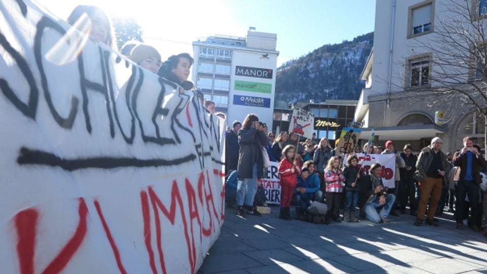 Mehr als 200 Menschen haben am Samstag in Chur gegen die Klimapolitik demonstriert.