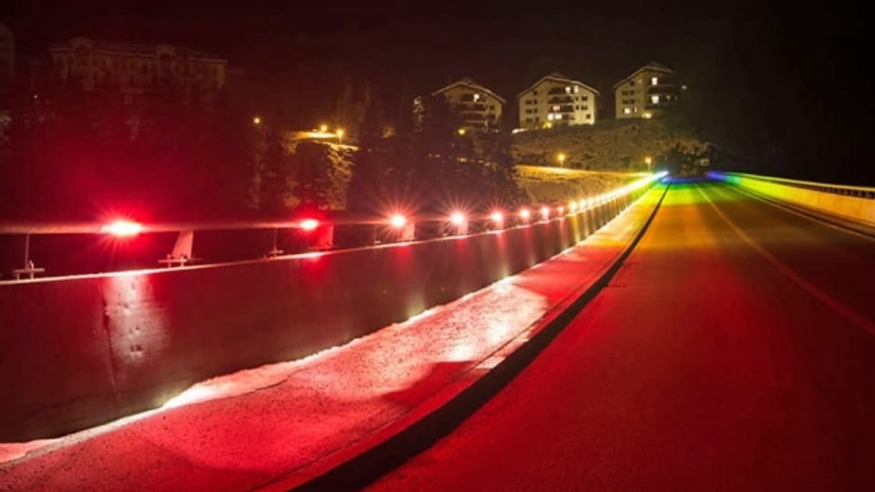 Die Lampen auf der Brücke zwischen Scuol und Vulpera wurden illegal bemalt.