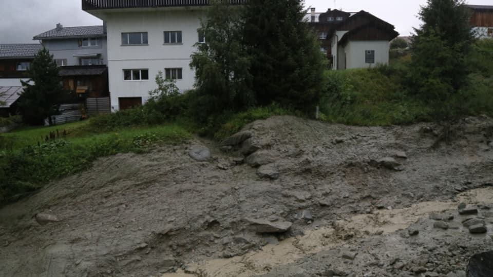 Im Kanton Graubünden ist es wegen der starken Regenfällen zu diversen Murgängen gekommen. Verschiedene Passstrassen sind gesperrt.