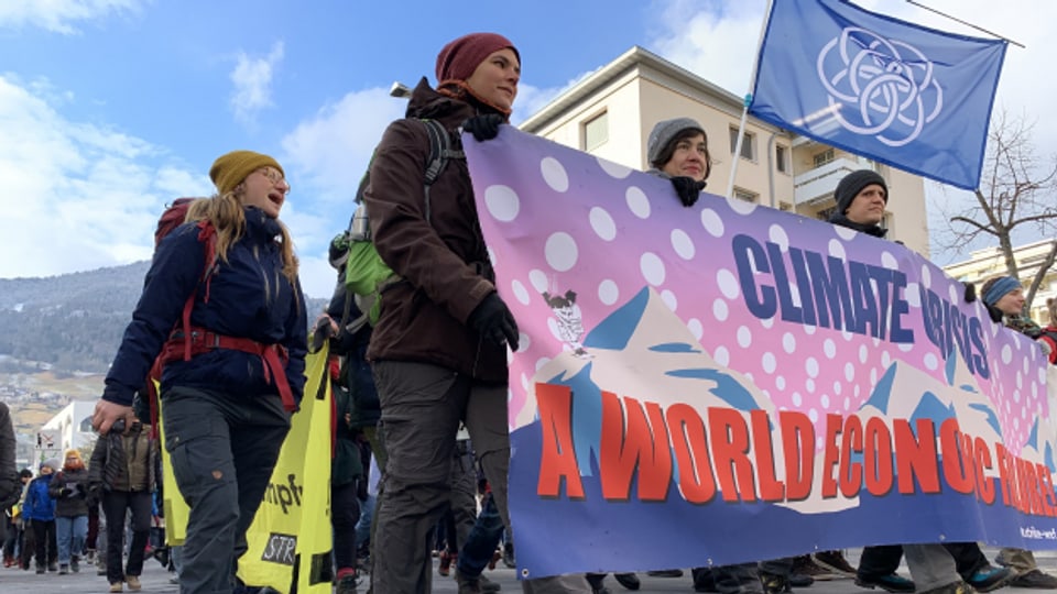 In Landquart versammelten sich 800 Klimaaktivisten für eine Wanderung nach Davos