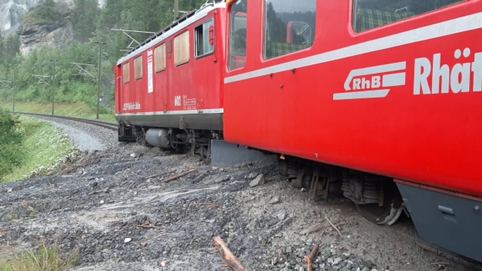 In der Rheinschlucht ist ein Zug der Rhätischen Bahn entgleist.
