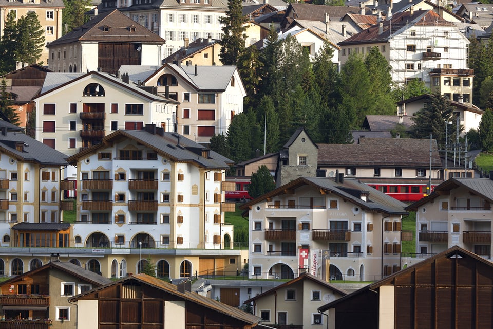 Blick auf Zuoz im Sommer, die meisten Fensterläden sind zu.